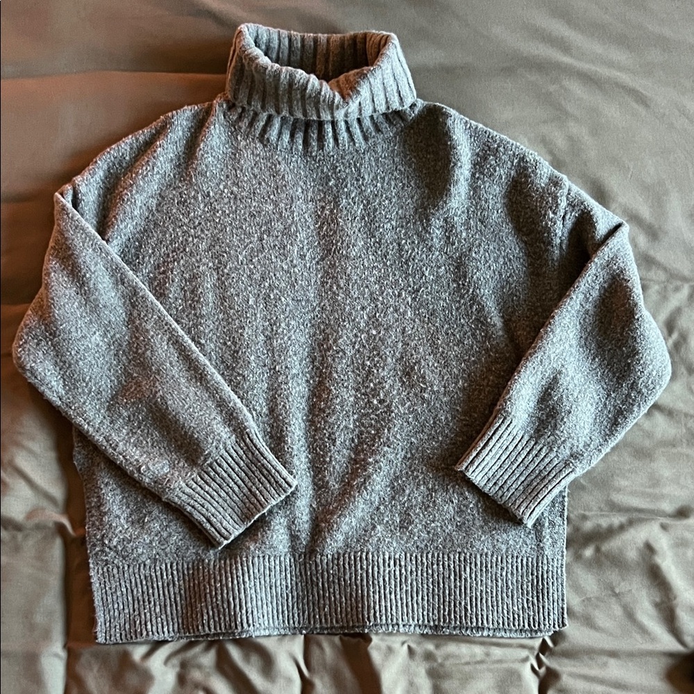 {EASY CLOTHES} thick turtle neck green side slits sweater One size